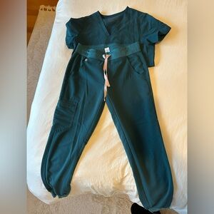 Figs set. XS Casma Three-Pocket top and XS/P Zamora jogger bottoms